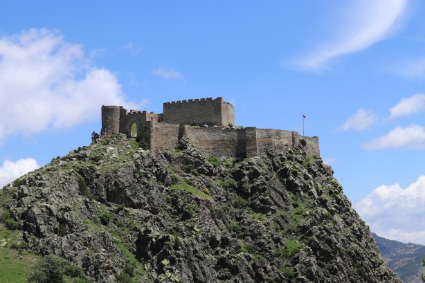 Gümüşhane'deki Kov Kalesi heybeti ile tarihe meydan okuyor