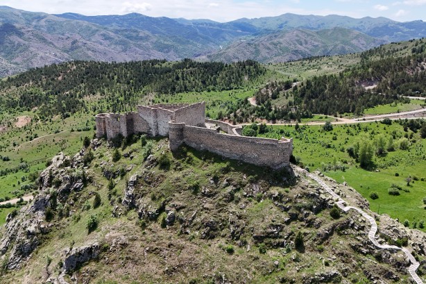 Foto - Gümüşhane'deki Kov Kalesi heybeti ile tarihe meydan okuyor