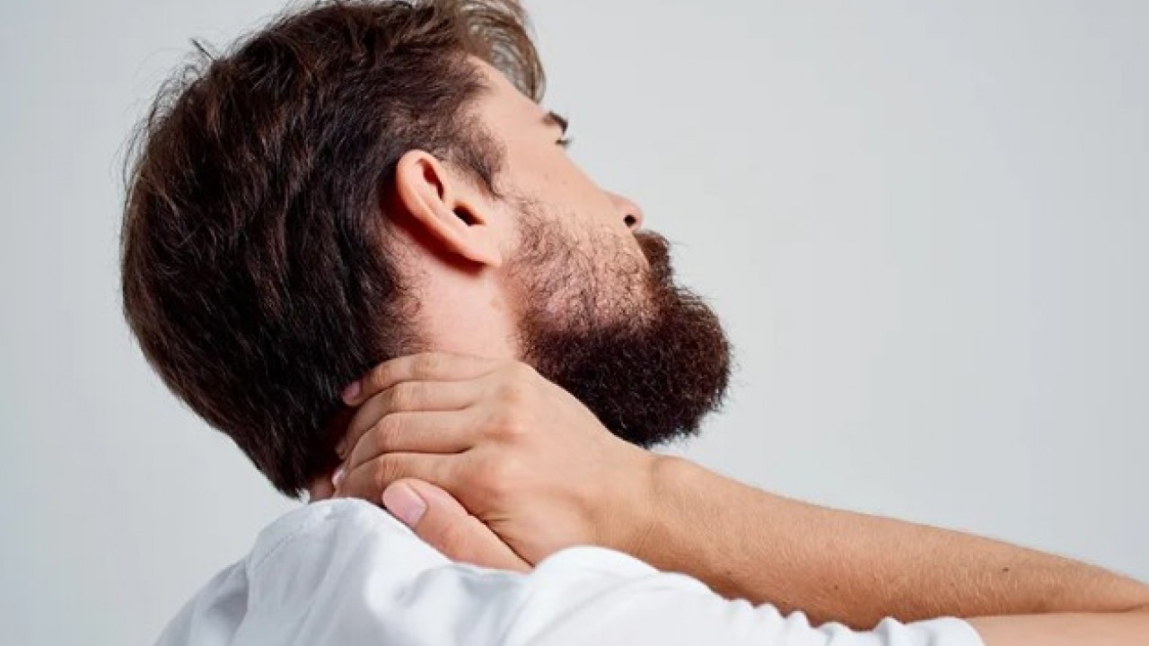 Gün boyu ağrıdan kıvranmayın! İşte boyun ağrısını dakikalar içinde geçiren doğal yol
