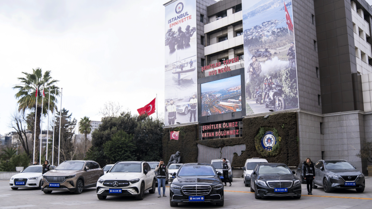Güncel değeri yaklaşık 125 milyon lira! Ele geçirilen araçlar sergilendi