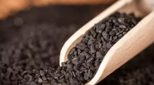 Foto - Günde bir kaşık bol bol tüketin! Çörek otu: kolesterolü düşürüyor, karaciğeri tertemiz yapıyor! Her gece yemenin faydaları