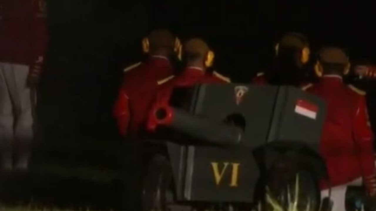 Foto - Gündeme oturan anlar! Erdoğan'ın uçağı iner inmez 'top atışı' emri verildi: Peş peşe ateşlendiler