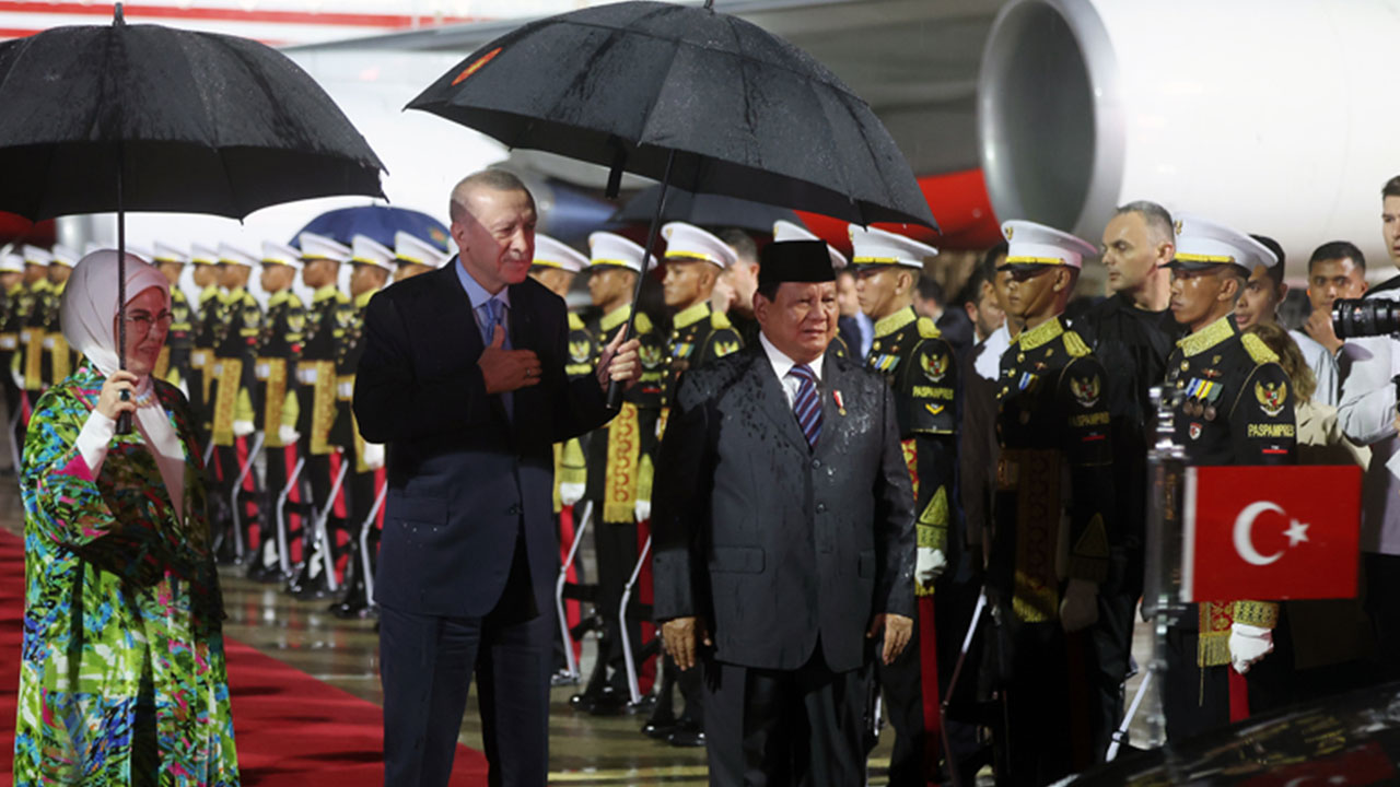 Foto - Gündeme oturan anlar! Erdoğan'ın uçağı iner inmez 'top atışı' emri verildi: Peş peşe ateşlendiler