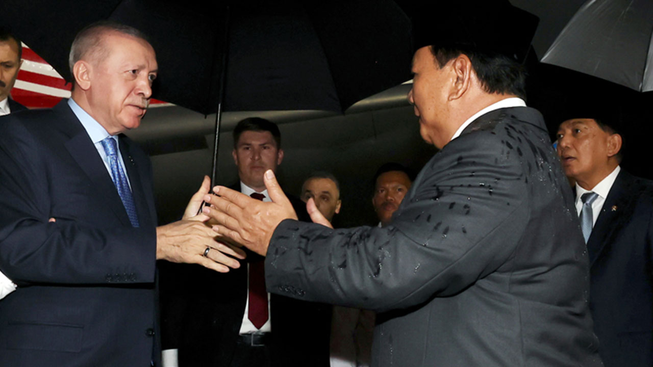 Foto - Gündeme oturan anlar! Erdoğan'ın uçağı iner inmez 'top atışı' emri verildi: Peş peşe ateşlendiler