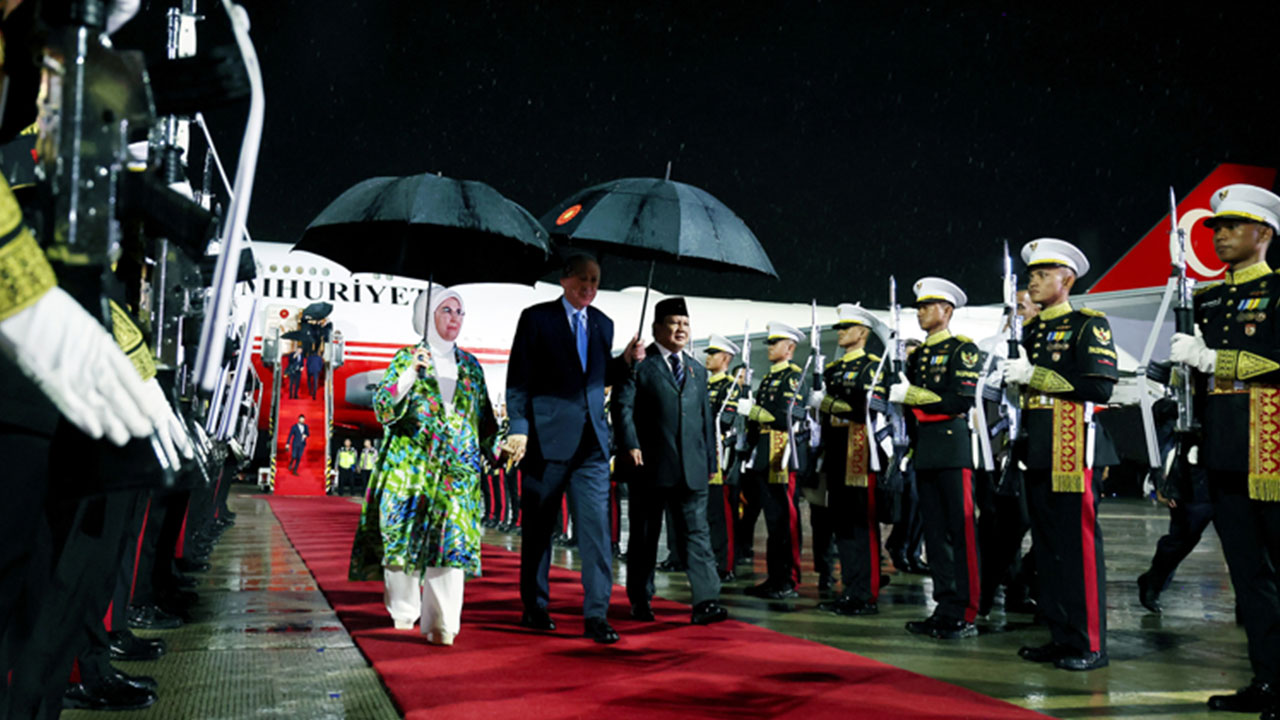 Foto - Gündeme oturan anlar! Erdoğan'ın uçağı iner inmez 'top atışı' emri verildi: Peş peşe ateşlendiler