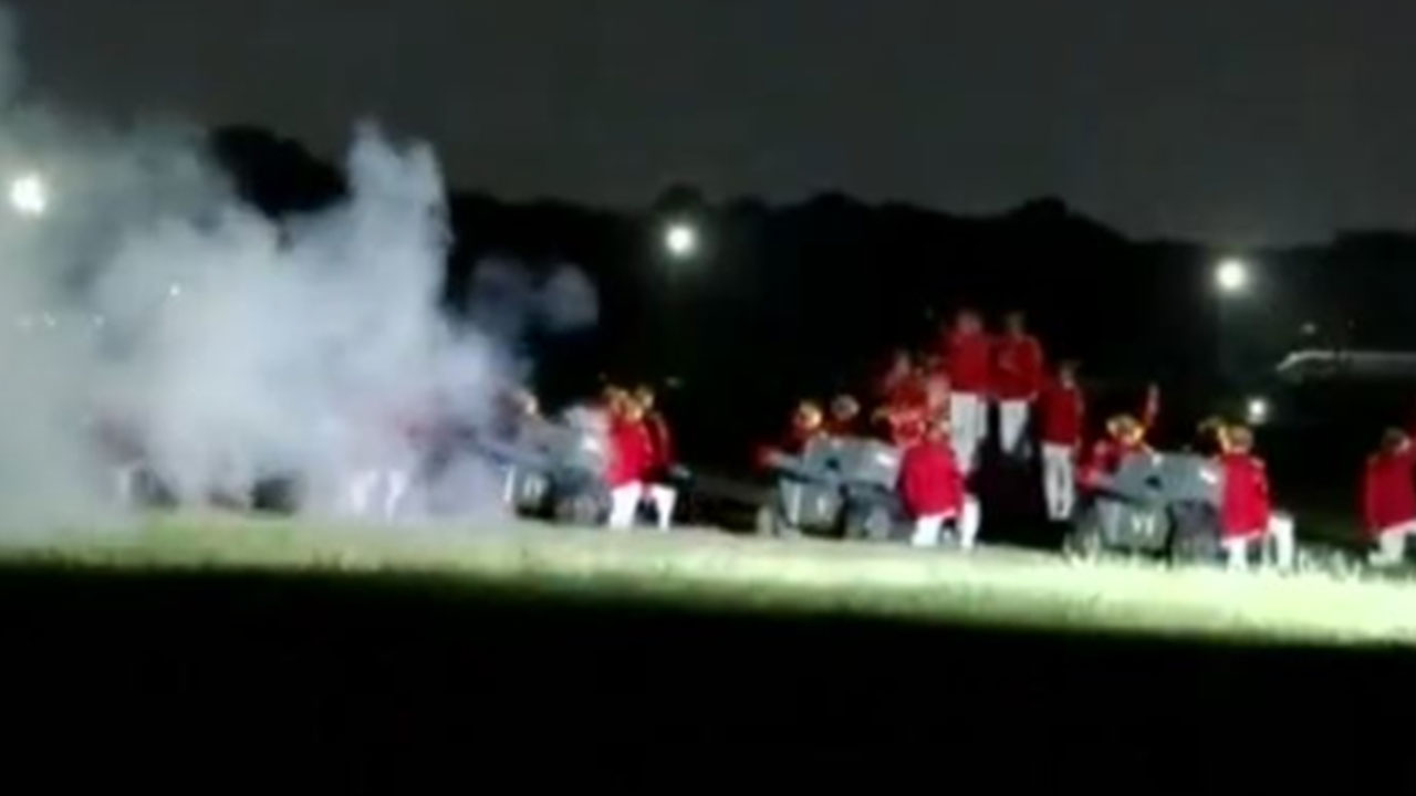 Gündeme oturan anlar! Erdoğan'ın uçağı iner inmez 'top atışı' emri verildi: Peş peşe ateşlendiler