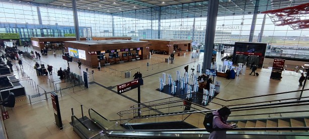 Foto - Gündemi altüst eden grev! Uçuşlar iptal oldu, 100 binden fazla yolcu ne yapacağını kara kara düşünüyor