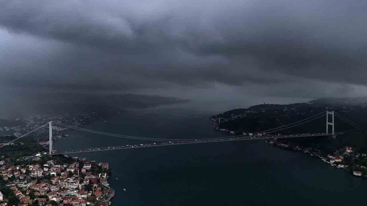 Gündüz geceye döndü: İstanbul’da kapkara gökyüzü