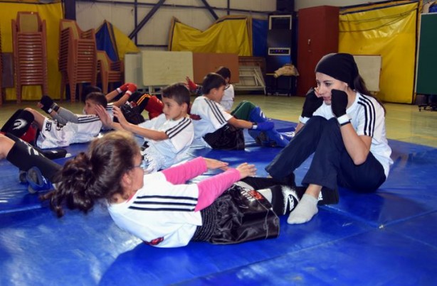 Foto - Gündüz vatan nöbetinde, akşam kick boks eğitiminde