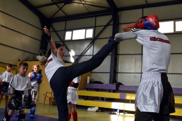 Foto - Gündüz vatan nöbetinde, akşam kick boks eğitiminde