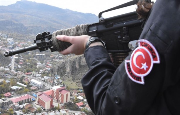 Foto - Gündüz vatan nöbetinde, akşam kick boks eğitiminde