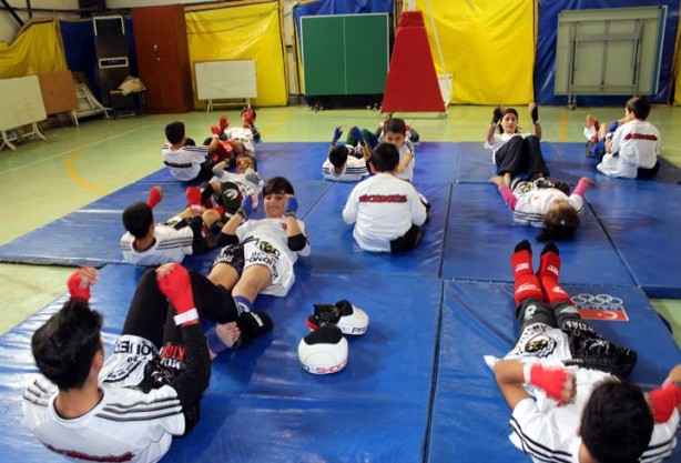Foto - Gündüz vatan nöbetinde, akşam kick boks eğitiminde