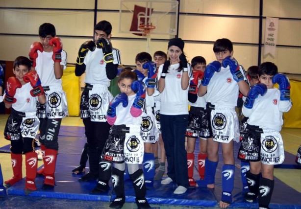 Foto - Gündüz vatan nöbetinde, akşam kick boks eğitiminde