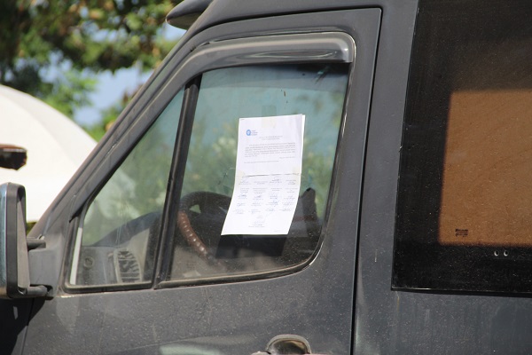 Foto - Güne camlarına yapıştırılan tebligatla başladı