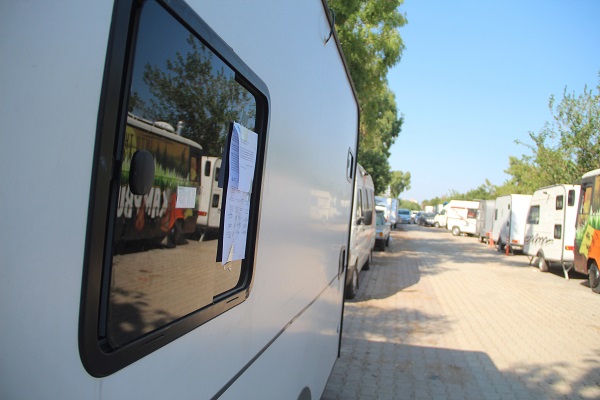 Güne camlarına yapıştırılan tebligatla başladı