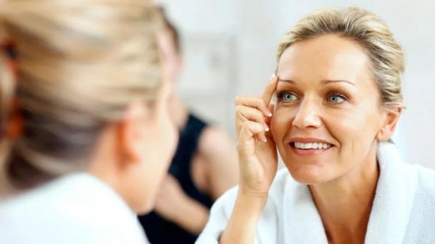 Foto - Güneş lekelerini silgi gibi siliyor! Leke ürünlerine para dökmeyin, suyla karıştırıp her akşam sürün