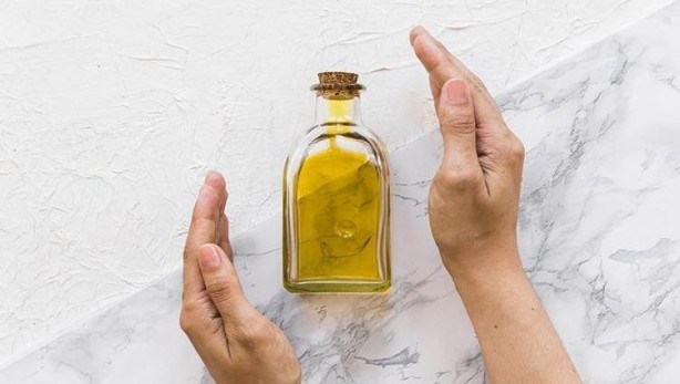 Güneş lekelerini silgi gibi siliyor! Leke ürünlerine para dökmeyin, suyla karıştırıp her akşam sürün