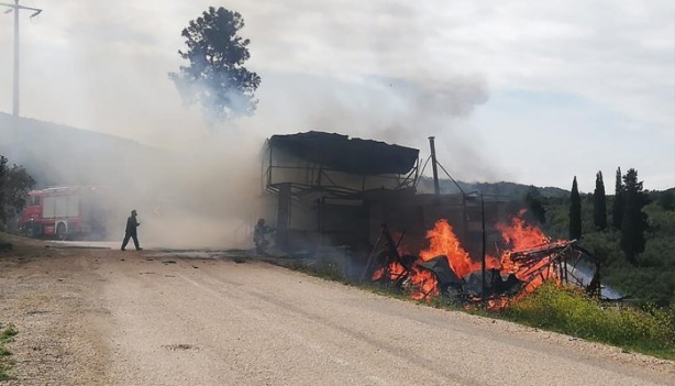 Foto - Güneş panelinden çıkan yangın 2 evi küle çevirdi