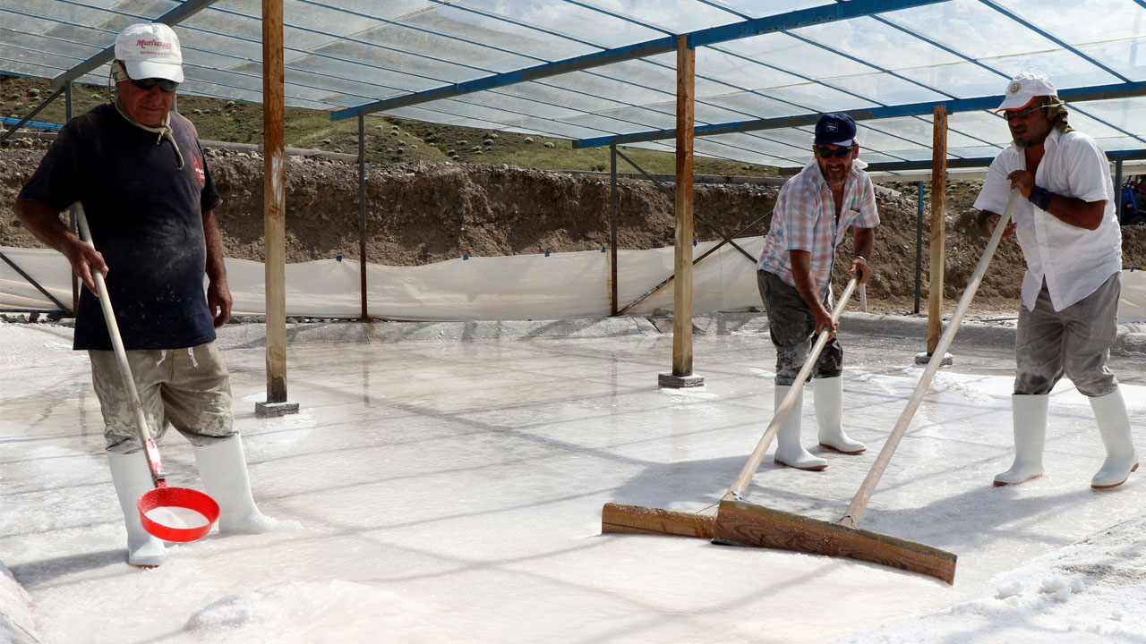 Foto - Güneşle kurutulup el emeğiyle toplanıyor! 460 yıllık tuz ocağında üretim sürüyor