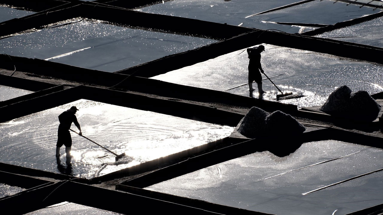 Güneşle kurutulup el emeğiyle toplanıyor! 460 yıllık tuz ocağında üretim sürüyor