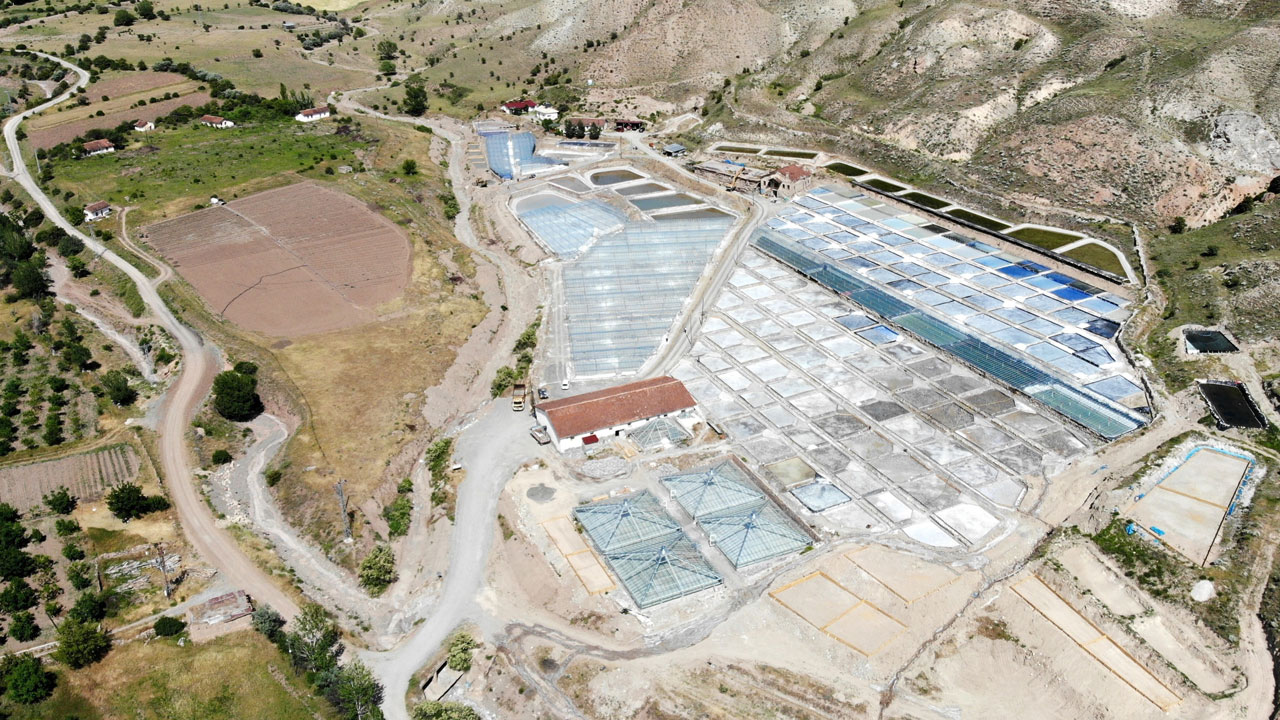 Foto - Güneşle kurutulup el emeğiyle toplanıyor! 460 yıllık tuz ocağında üretim sürüyor