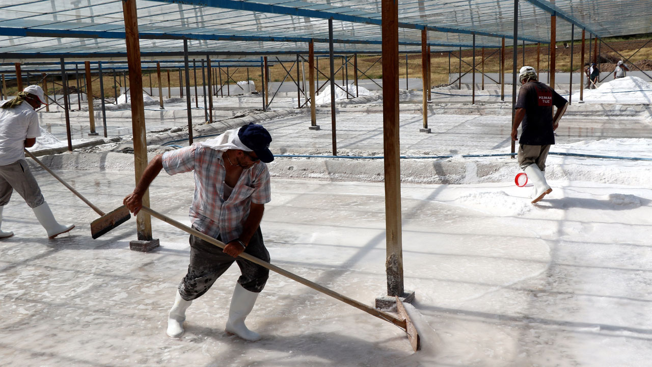 Foto - Güneşle kurutulup el emeğiyle toplanıyor! 460 yıllık tuz ocağında üretim sürüyor