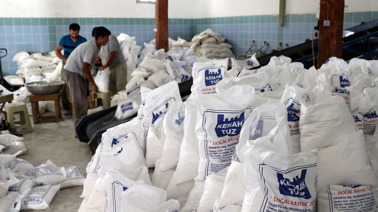 Foto - Güneşle kurutulup el emeğiyle toplanıyor! 460 yıllık tuz ocağında üretim sürüyor