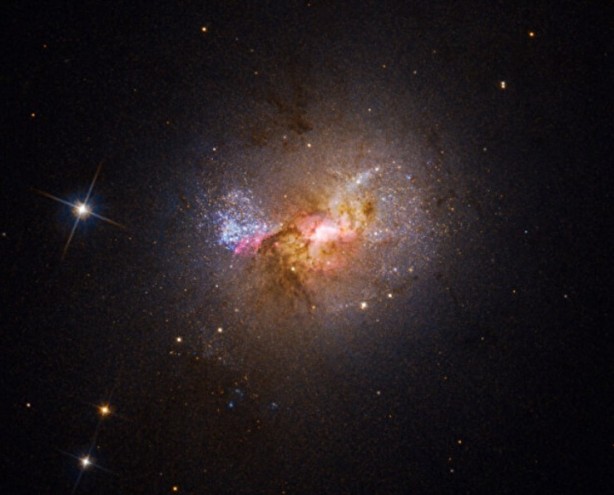 Foto - Güneşten 30 milyon kat daha büyük: Dev kara deliğin sırrı ortaya çıktı!