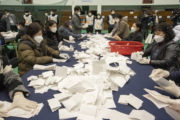 Foto - Güney Koreliler seçim için sandık başında