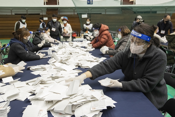 Foto - Güney Koreliler seçim için sandık başında