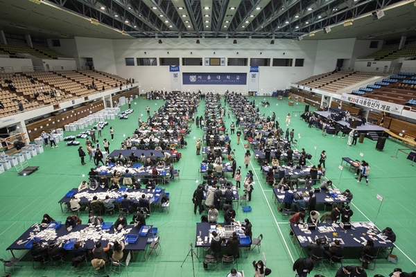 Foto - Güney Koreliler seçim için sandık başında