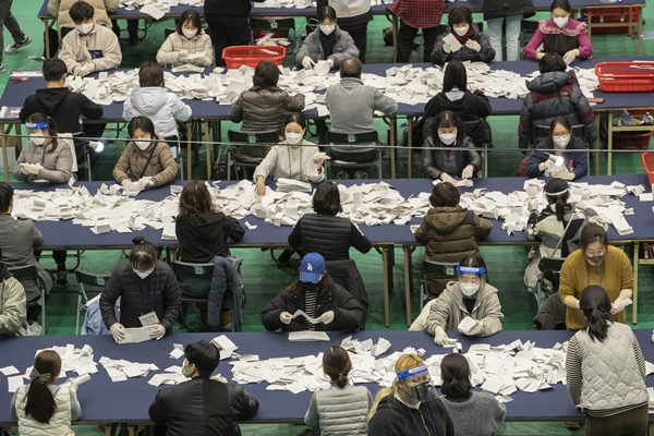 Foto - Güney Koreliler seçim için sandık başında
