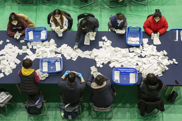 Foto - Güney Koreliler seçim için sandık başında