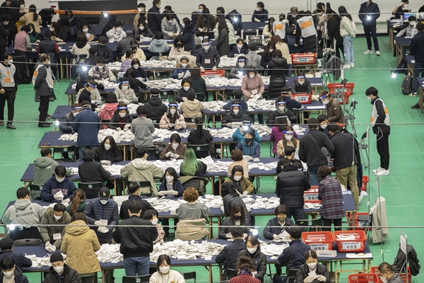 Foto - Güney Koreliler seçim için sandık başında