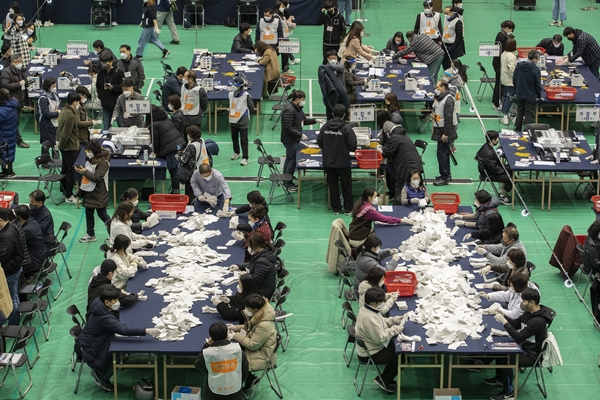 Foto - Güney Koreliler seçim için sandık başında