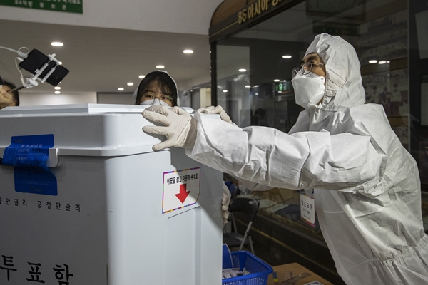 Foto - Güney Koreliler seçim için sandık başında