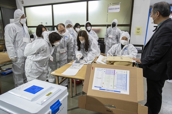 Foto - Güney Koreliler seçim için sandık başında