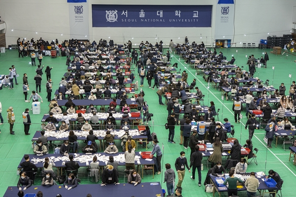 Foto - Güney Koreliler seçim için sandık başında