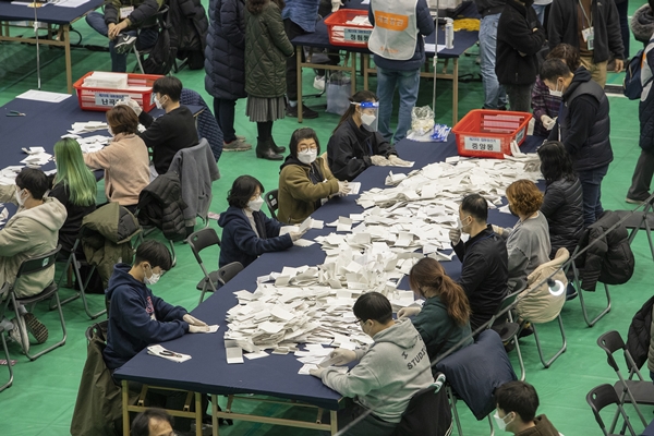 Foto - Güney Koreliler seçim için sandık başında