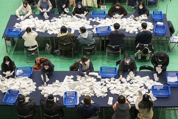 Foto - Güney Koreliler seçim için sandık başında