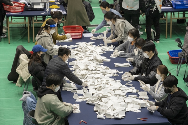 Foto - Güney Koreliler seçim için sandık başında
