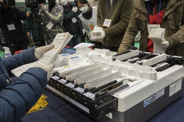 Foto - Güney Koreliler seçim için sandık başında