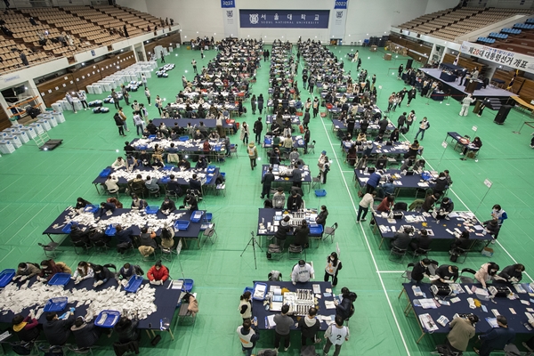Foto - Güney Koreliler seçim için sandık başında
