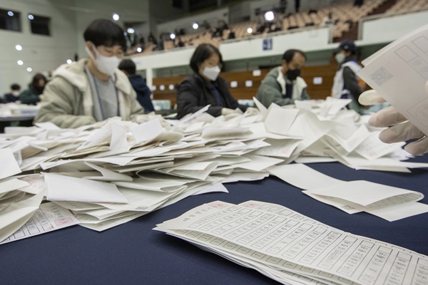 Foto - Güney Koreliler seçim için sandık başında