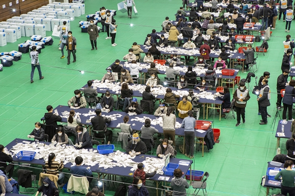 Foto - Güney Koreliler seçim için sandık başında