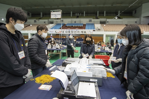 Foto - Güney Koreliler seçim için sandık başında