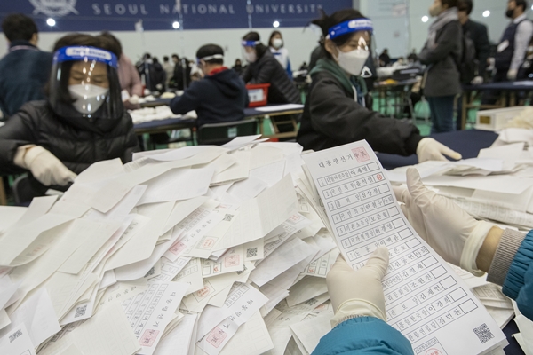 Foto - Güney Koreliler seçim için sandık başında