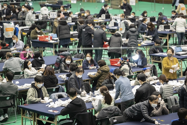 Foto - Güney Koreliler seçim için sandık başında