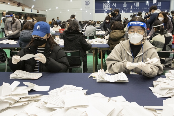 Foto - Güney Koreliler seçim için sandık başında