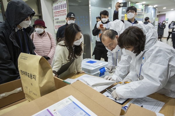 Foto - Güney Koreliler seçim için sandık başında